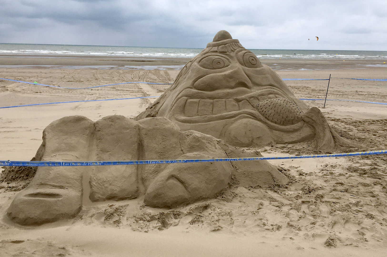 Le sable, un matériau difficile à apprivoiser ! Sculpture en sable réalisée par Karine Bracq, artiste plasticienne, à Bray-Dunes en 2023